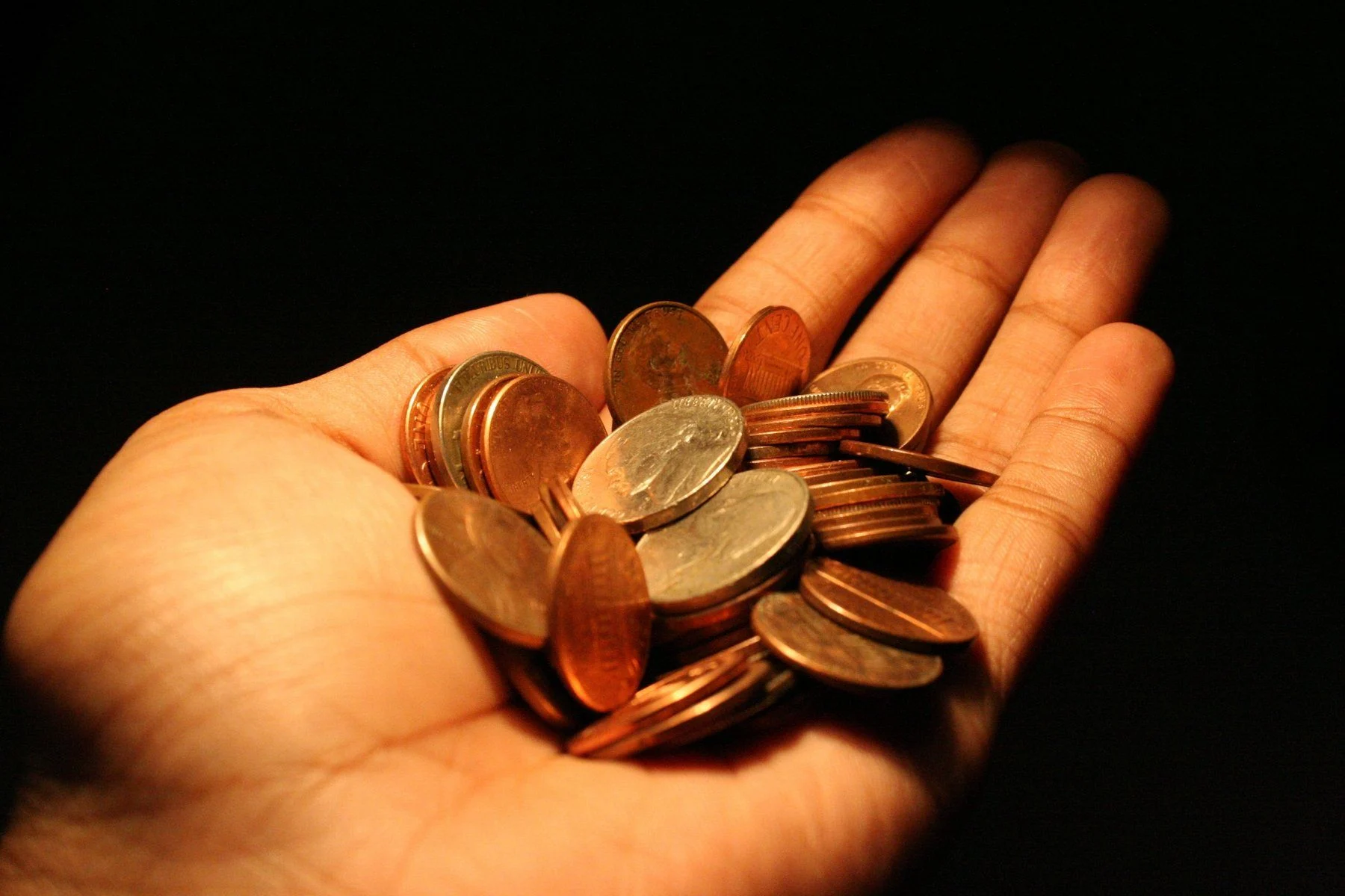 Read more about the article Minimalist Money: Spend Less, Save More, Live Freer